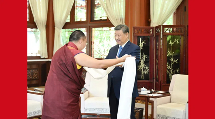 习近平接受班禅额尔德尼·确吉杰布拜见