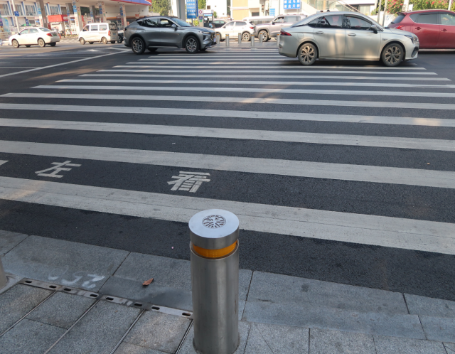广汕路特色止车柱。