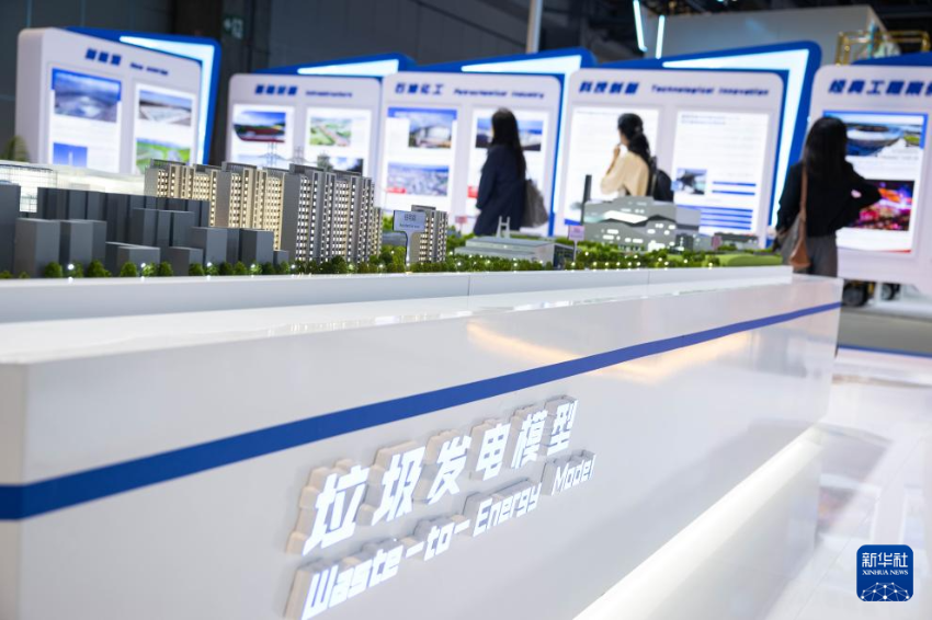 6月11日，与会者在第16届国际基础设施投资与建设高峰论坛暨展览上参观。