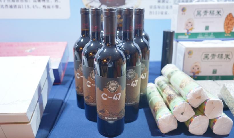 甘孜州有机特色产品现场展示。