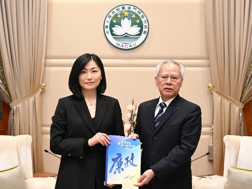 图为廉政专员欧阳湘向行政长官岑浩辉提交《2024澳门廉政公署工作报告》。
