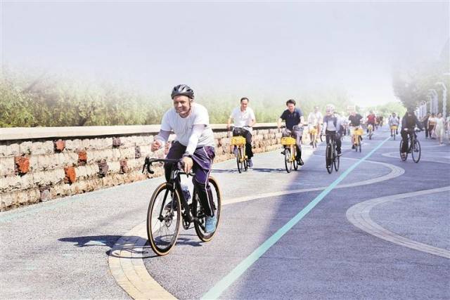 外国游客组成骑行队伍从西湾红树林公园红树林广场出发，骑行游玩深圳。深圳报业集团记者 宋璐 摄