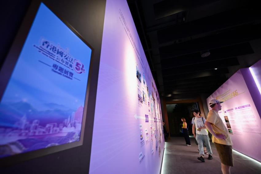 6月12日，观众在香港历史博物馆国家安全展览厅观看香港国安法公布实施五周年专题展览。