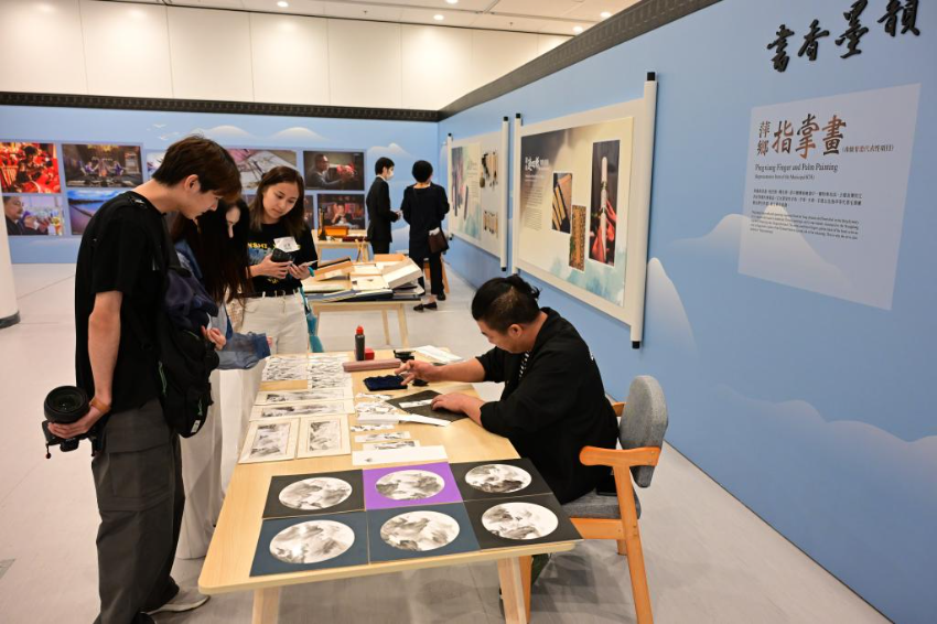 6月13日，记者在展演媒体预展上观看萍乡指掌画展示。