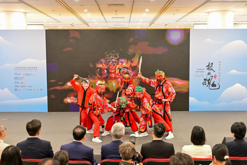 这是6月13日在展演开幕典礼上拍摄的萍乡耍傩神表演。