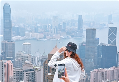 游客在香港太平山顶狮子亭拍照。