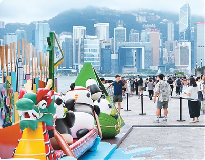 游客在香港尖沙咀一带观光游览。