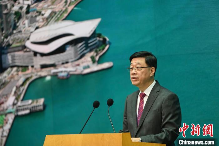 6月17日，香港特区行政长官李家超出席行政会议前会见媒体。