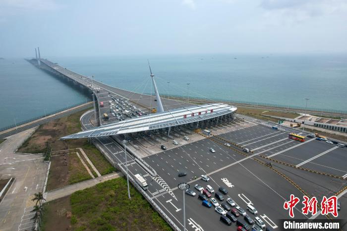 6月11日，香港特区政府运输及物流局局长陈美宝表示，今年5月日均约6000辆次香港私家车按“港车北上”经港珠澳大桥前往内地。图为2024年3月，广东珠海，港澳车辆经港珠澳大桥抵达港珠澳大桥珠海公路口岸。(无人机照片) 