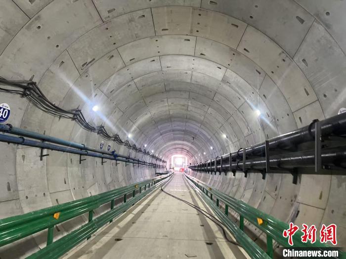 近日，广州白云国际机场三期扩建工程2号下穿通道双线隧道贯通。