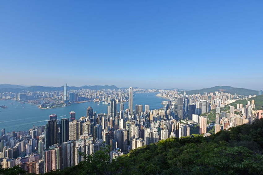 这是5月12日拍摄的香港维多利亚港两岸风光。