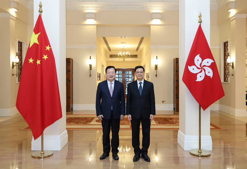 夏宝龙抵达香港 与李家超及特区政府高层官员座谈