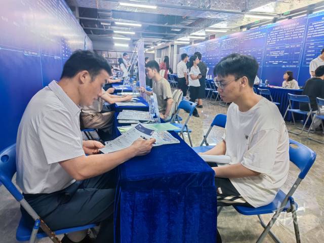 清远市2025年“百万英才汇南粤”暨服务“百千万工程”专场招聘会现场。邱淑平摄