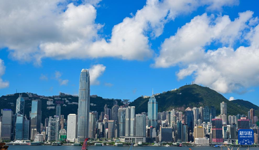 这是6月25日拍摄的香港岛的建筑群。