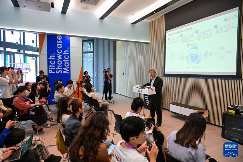 6月24日，香港科技园公司初创企业生态圈培育及发展总监粘清泽向采访团成员介绍情况。