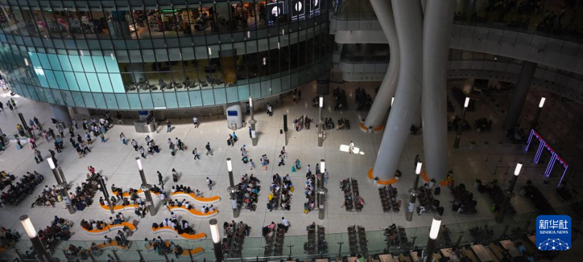 6月25日，旅客在香港西九龙站候车。