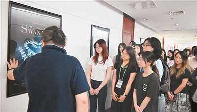 图为活动开幕式后，港澳大学生参观中国对外文化集团总部办公区。