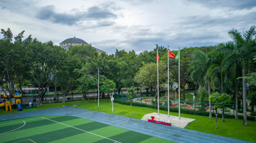↑图为6月19日拍摄的广州市中黄港澳子弟学校操场（无人机照片）。