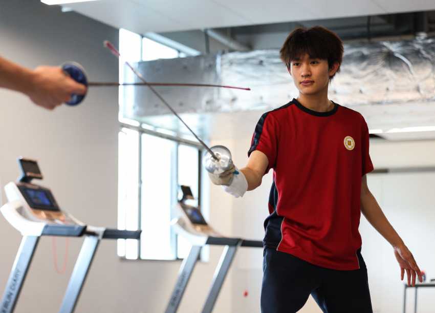 ↑图为广州市中黄港澳子弟学校港籍学生张嗣涛进行击剑训练（6月19日摄）。