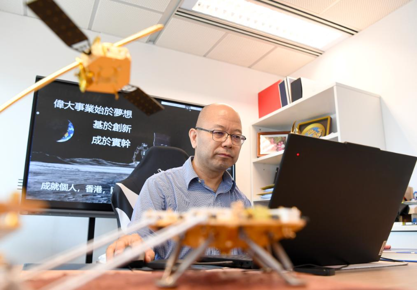 6月19日，香港太空机械人与能源中心联合主任于宏宇教授在办公室里工作。