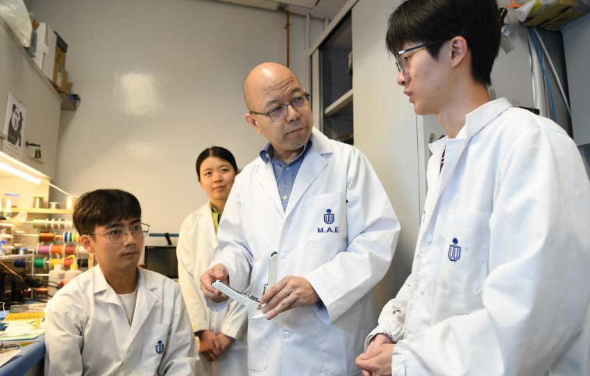 6月19日，香港太空机械人与能源中心联合主任于宏宇教授（右二）在实验室与团队成员交流。