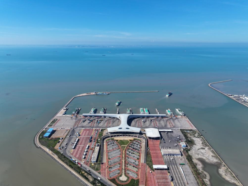 徐闻港和对岸隐约可见的海口市（5月21日摄，无人机照片）。