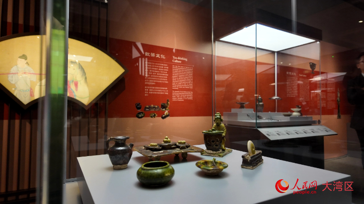 重现“茶圣”陆羽形象的三彩茶具及坐俑模型。