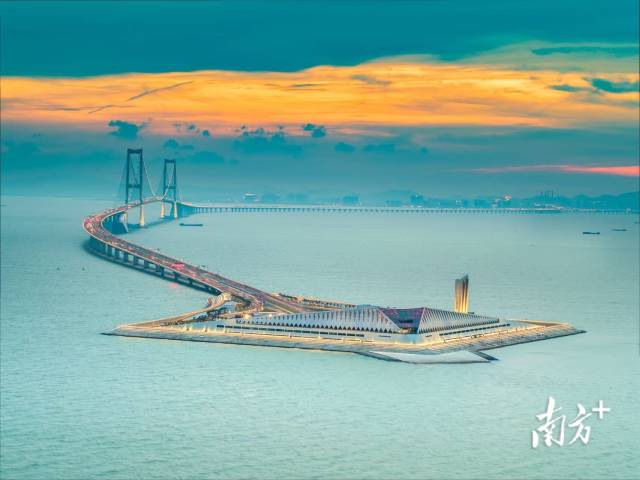 深中通道西人工岛将开放旅游，旅客可参观大湾区跨江通道科普基地