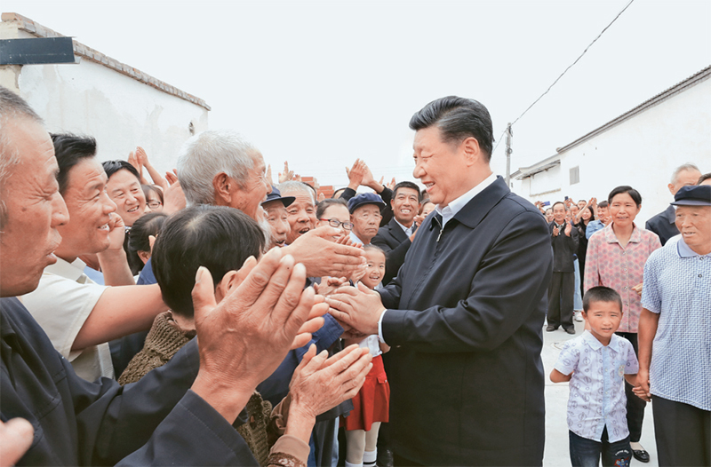 2019年8月19日至22日，中共中央总书记、国家主席、中央军委主席习近平在甘肃考察。这是21日上午，习近平在武威市古浪县黄花滩生态移民区富民新村同村民亲切交谈。图片来源：新华网