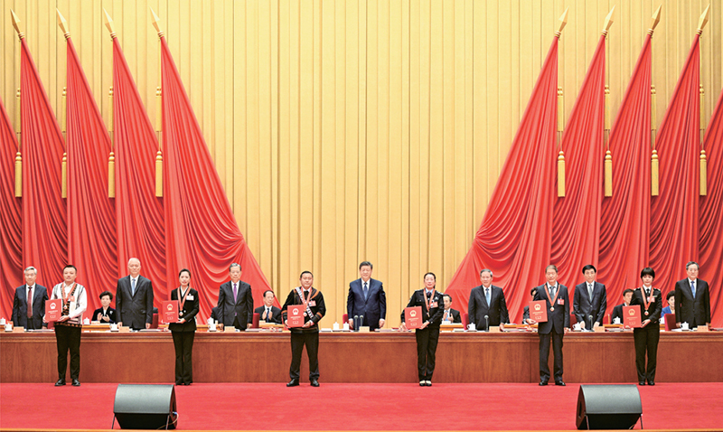 2024年9月27日，全国民族团结进步表彰大会在北京举行。这是习近平等为受表彰的模范个人和模范集体代表颁奖。图片来源：新华网