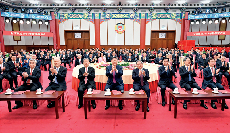 2024年12月31日，全国政协在北京举行新年茶话会。党和国家领导人习近平、李强、赵乐际、王沪宁、蔡奇、丁薛祥、李希、韩正出席茶话会并观看演出。图片来源：新华网