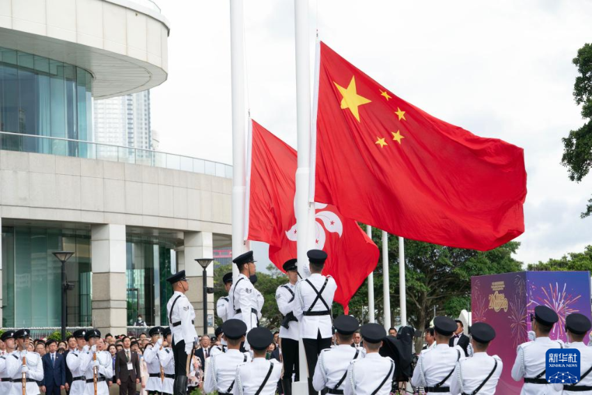 7月1日，香港特区政府在金紫荆广场举行升旗仪式，庆祝香港回归祖国28周年。