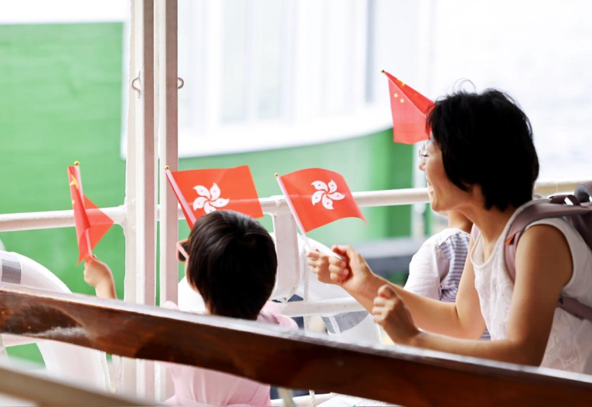 7月1日，在具有百年历史的香港天星小轮上，人们享受免费乘坐来往维港两岸。