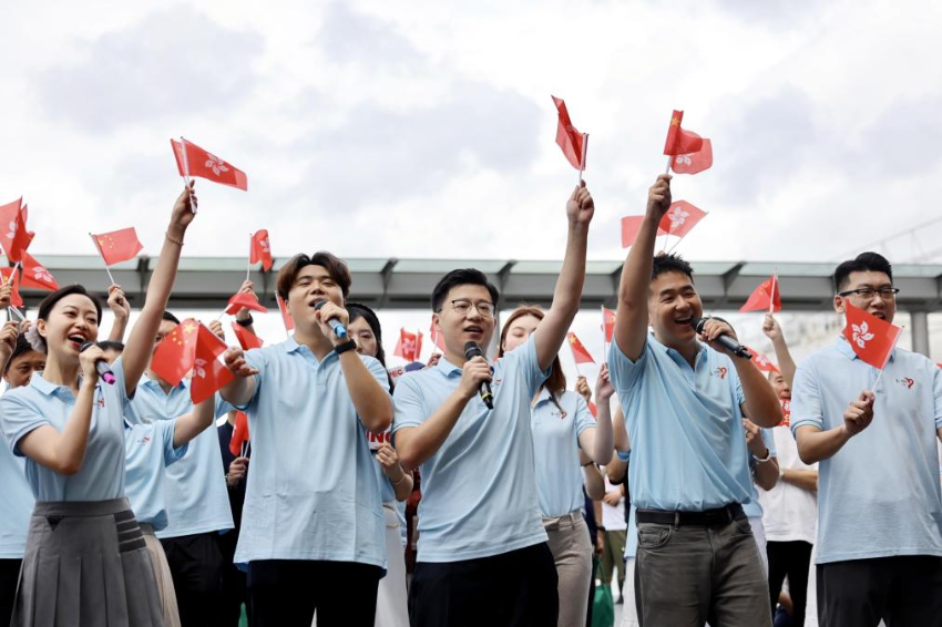 7月1日，在香港尖沙咀码头广场，一场爱国歌曲快闪合唱活动吸引众多市民驻足聆听。