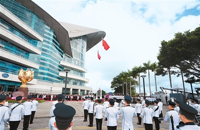 7月1日，香港特区政府在金紫荆广场举行升旗仪式，庆祝香港回归祖国28周年。