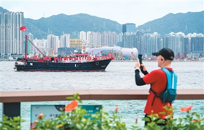 七月一日，由香港各界庆典委员会组织的二十八艘渔船在香港维多利亚港海面巡游。