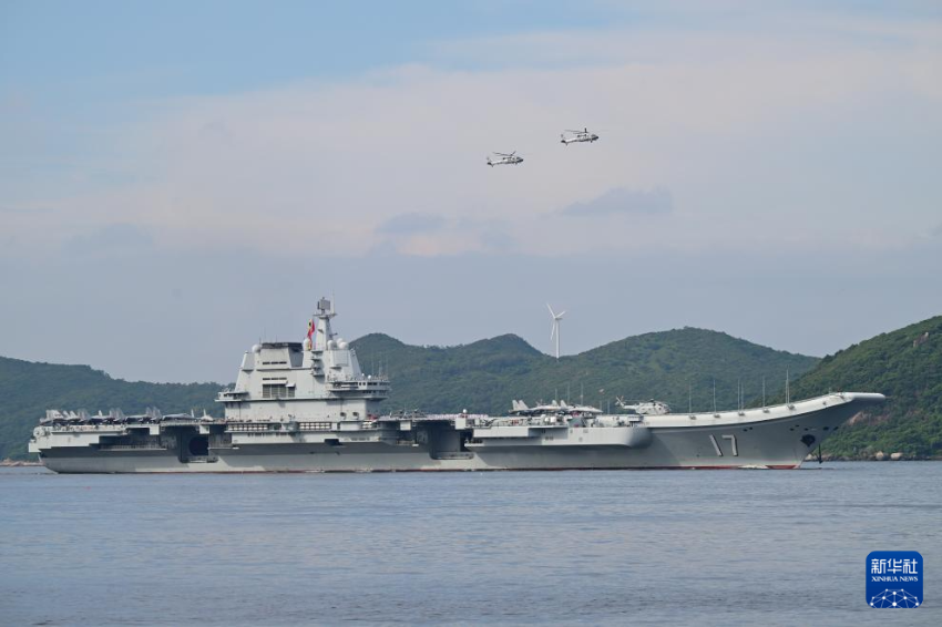 7月3日，中国海军山东舰航母编队抵达香港。这是山东舰行进在香港水域。