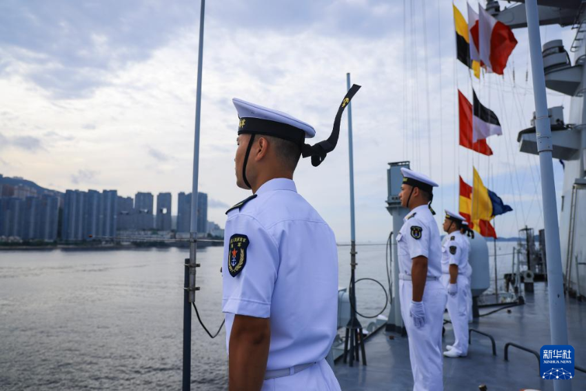 7月3日，中国海军山东舰航母编队抵达香港。这是分区列队的湛江舰官兵。