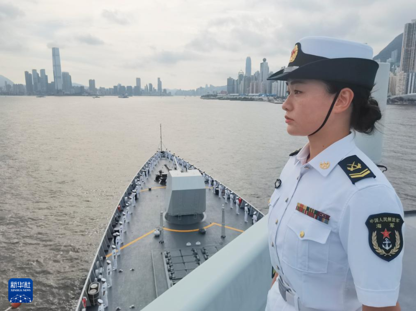 7月3日，中国海军山东舰航母编队抵达香港。这是分区列队的湛江舰官兵。