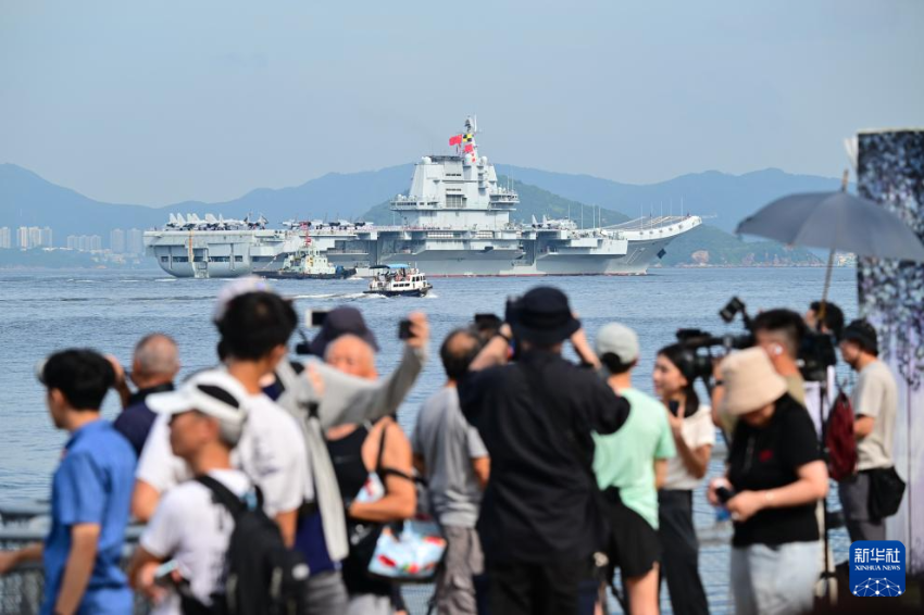 7月3日，中国海军山东舰航母编队抵达香港。这是山东舰行进在香港水域。