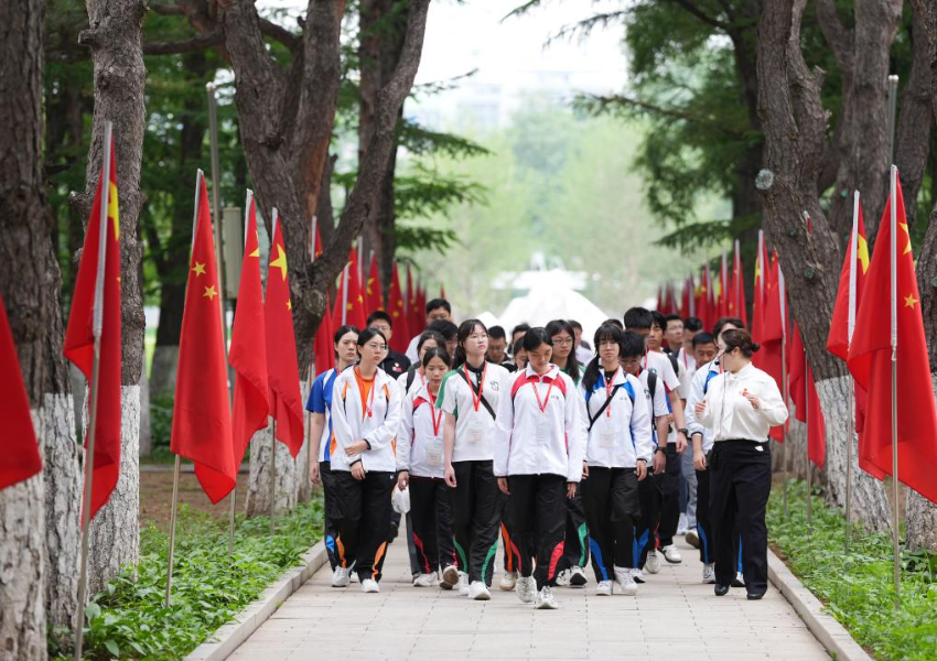 7月2日，香港培侨中学的师生走进沈阳抗美援朝烈士陵园，缅怀英雄。