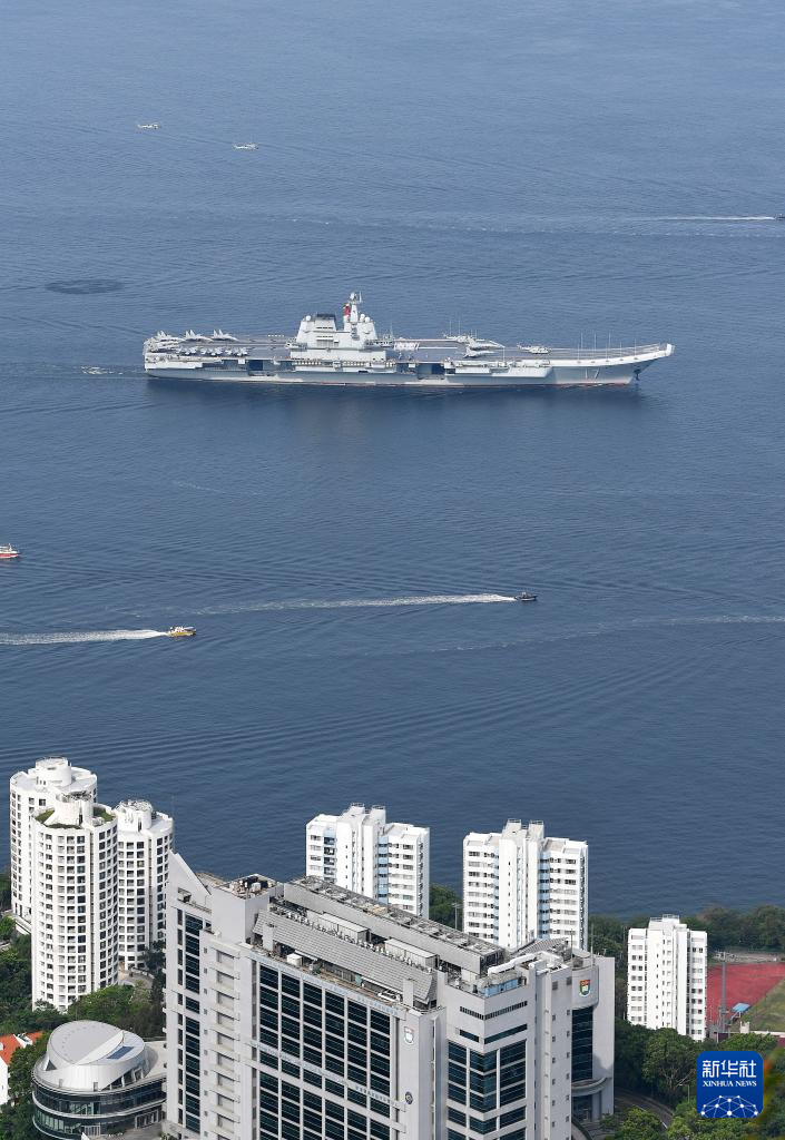7月3日，中国海军山东舰航母编队抵达香港。这是山东舰行进在香港水域。