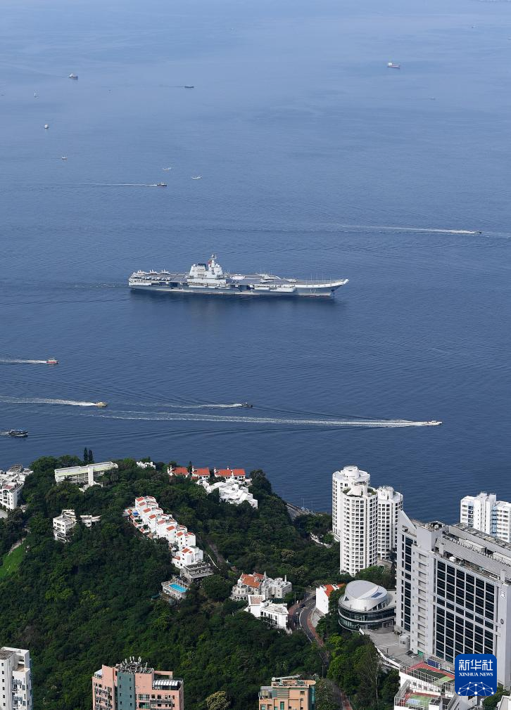 7月3日，中国海军山东舰航母编队抵达香港。这是山东舰行进在香港水域。
