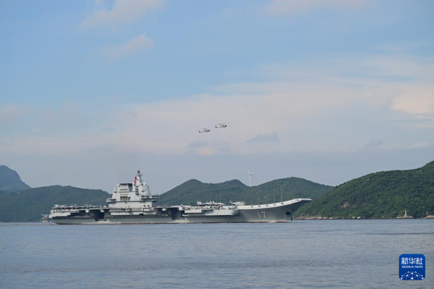7月3日，中国海军山东舰航母编队抵达香港。这是山东舰行进在香港水域。