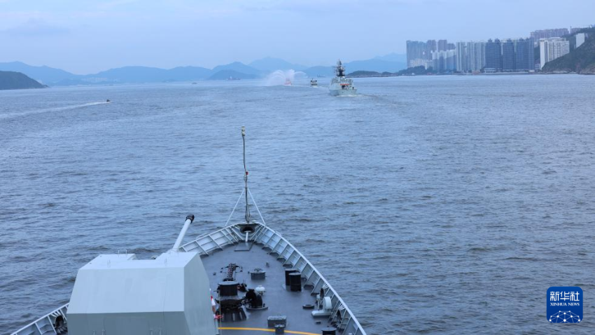 7月3日，中国海军山东舰航母编队抵达香港。这是特区政府消防船为舰艇编队举行水门礼。