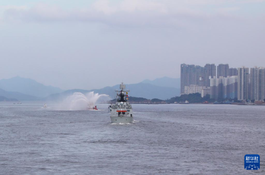 7月3日，中国海军山东舰航母编队抵达香港。这是特区政府消防船为舰艇编队举行水门礼。