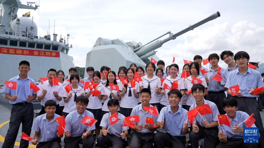7月3日，中国海军山东舰航母编队抵达香港。这是香港中学生登上海军运城舰参观、留影。