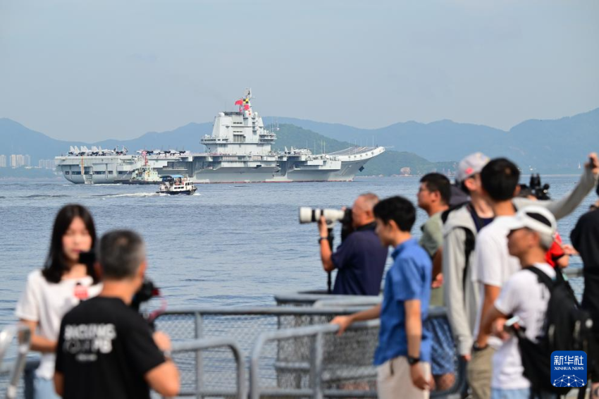 7月3日，中国海军山东舰航母编队抵达香港。这是山东舰行进在香港水域。