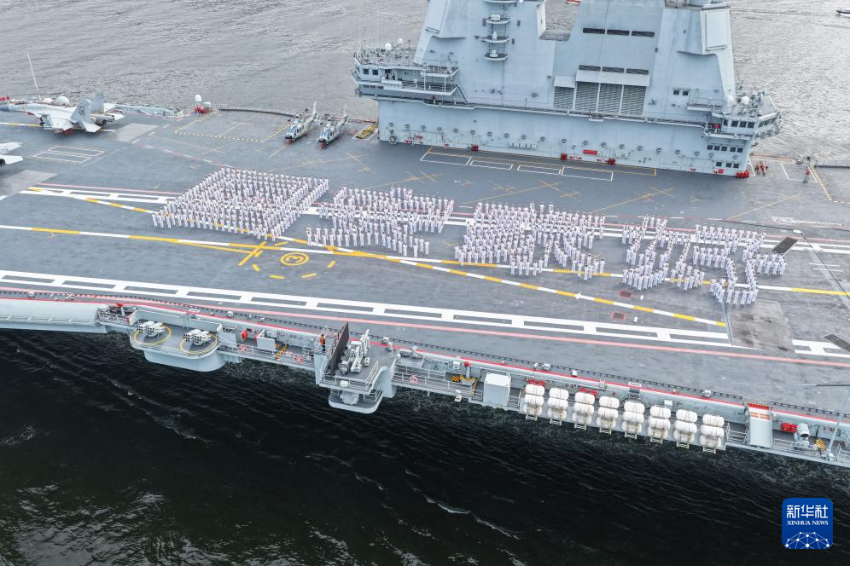 7月3日，中国海军山东舰航母编队抵达香港。这是山东舰官兵在飞行甲板上列队排出“国安家好”字样（无人机照片）。