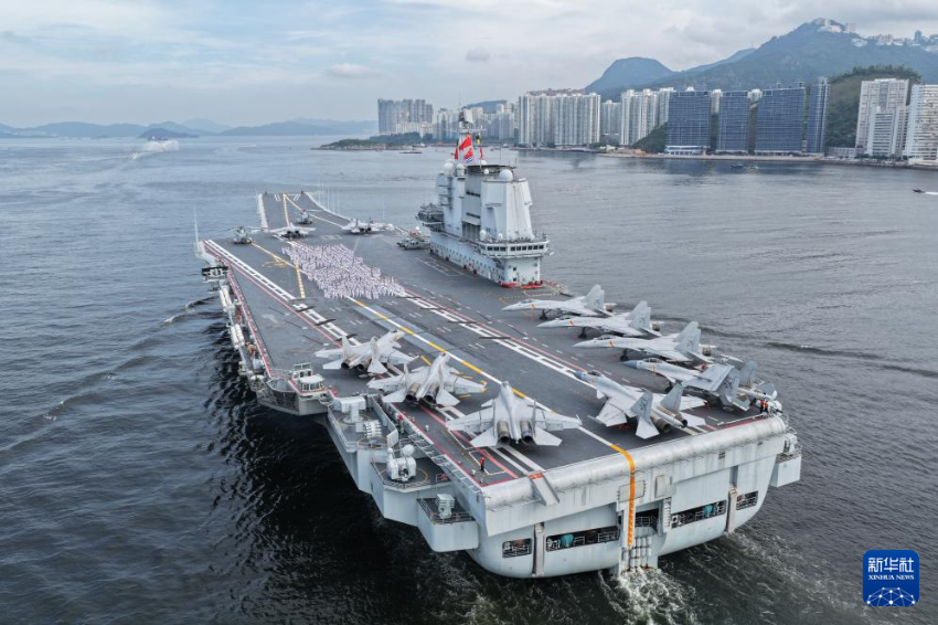 7月3日，中国海军山东舰航母编队抵达香港。这是山东舰官兵在飞行甲板上列队排出“国安家好”字样（无人机照片）。